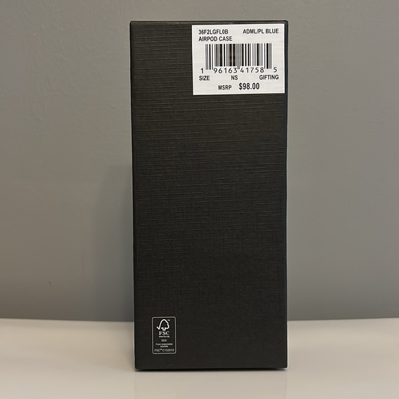 New! Michael Kors AirPods Case - Picture 2 of 11